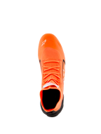 Alpinestars Supertech K Shoes - FIA, buty kartingowe, pomarańczowe fluo, czarne i białe, widok z góry pokazujący dzianą konstrukcję cholewki, pomarańczowe sznurowadła, białe logo Astars na czubku i czarny zapiętek