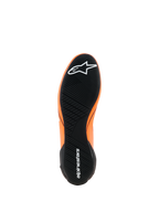 Alpinestars Supertech K Shoes - FIA, buty kartingowe, pomarańczowy fluo, czarny i biały, widok czarnej gumowej podeszwy zewnętrznej z asymetrycznym wzorem bieżnika, białe logo Alpinestars na palcach i pięcie, ultracienka wyczynowa podeszwa
