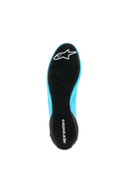 Alpinestars Supertech K Shoes - FIA, buty kartingowe, jasnoniebieskie i czarne z żółtymi akcentami fluo, widok od spodu na ultracienką gumową podeszwę z asymetrycznym bieżnikiem i logo Alpinestars