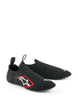 Alpinestars Tech Gaming Shoes, buty do sim-racingu, czarne, bezszwowa elastyczna cholewka z dzianiny, białe haftowane logo z czerwonymi akcentami, niskoprofilowa konstrukcja przypominająca skarpetę z tylnymi uchwytami, zoptymalizowane pod kątem czucia pedałów