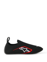 Alpinestars Tech Gaming Shoes, buty do sim-racingu, czarne, profil boczny prezentujący bezszwową dzianinową elastyczną cholewkę, białe logo gwiazdy Alpinestars z czerwoną obwódką, tylny uchwyt, dopasowanie typu skarpeta do wirtualnych wyścigów
