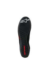 Buty Alpinestars Tech Gaming, widok podeszwy, czarna ultracienka gumowa podeszwa z teksturowanym wzorem przyczepności, białe logo z gwiazdą i czerwony napis Alpinestars, obuwie do sim-racingu