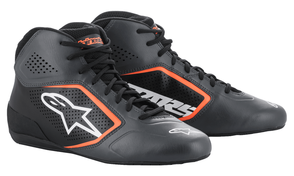 Alpinestars Tech-1 K Start V2 Shoes, buty kartingowe, czarne Asphalt i pomarańczowe Fluo, perforowana cholewka z mikrofibry z jaskrawopomarańczowymi akcentami, białe logo Astar z boku, smukły niskoprofilowy design wyścigowy