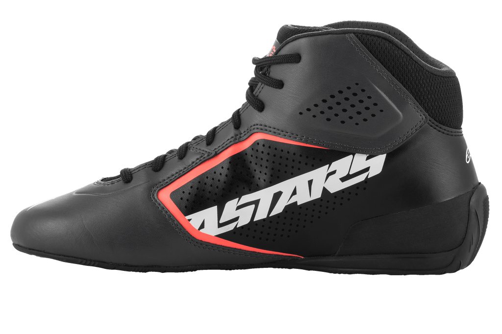 Buty Alpinestars Tech-1 K Start V2, buty kartingowe, kolor czarny asfaltowy i pomarańczowy fluo, widok z boku z dużym białym logo ASTARS, cholewka z perforowanej mikrofibry z pomarańczowymi fluorescencyjnymi akcentami, smukły design motorsportowy