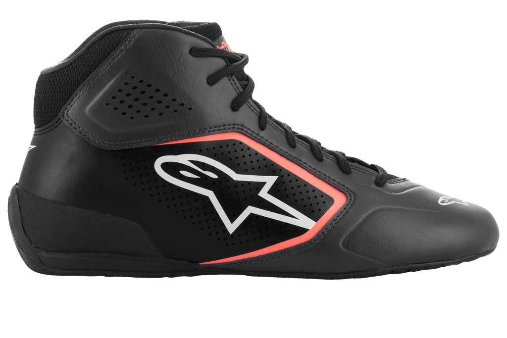 Buty Alpinestars Tech-1 K Start V2, buty kartingowe, kolor Asphalt Black i Orange Fluo, profil boczny z cholewką z mikrofibry z laserowymi perforacjami, białe logo Alpinestars z pomarańczową obwódką oraz czarne sznurowadła