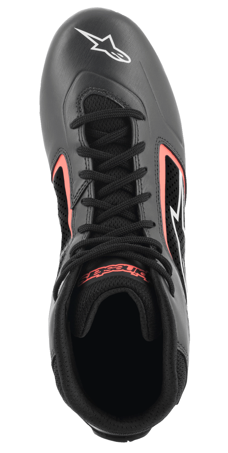 Buty Alpinestars Tech-1 K Start V2, buty kartingowe, kolor Asphalt Black i Orange Fluo, widok z góry, czarne sznurowadła, białe logo gwiazdy na czubku, oddychające perforowane panele z jaskrawymi pomarańczowymi akcentami
