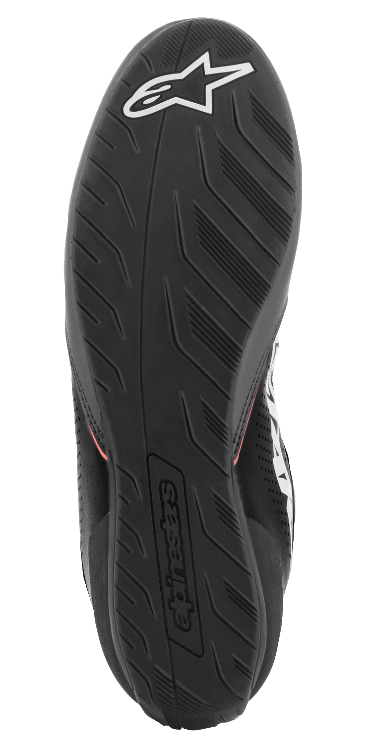 Buty Alpinestars Tech-1 K Start V2, buty kartingowe, widok podeszwy, czarna guma z teksturowanym wzorem bieżnika, białe logo Alpinestars i tłoczony branding na pięcie, zaprojektowane dla zapewnienia przyczepności do pedałów wyścigowych