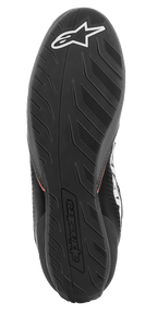 Buty Alpinestars Tech-1 K Start V2, buty kartingowe, widok podeszwy, czarna guma z teksturowanym wzorem bieżnika, białe logo Alpinestars i tłoczony branding na pięcie, zaprojektowane dla zapewnienia przyczepności do pedałów wyścigowych