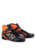Alpinestars Tech-1 K V2, buty kartingowe wyścigowe dla młodzieży i dorosłych, czarne i pomarańczowe fluo, cholewka z oddychającej perforowanej mikrofibry, asymetryczny system zapięcia i ultracienka podeszwa w specyfikacji Formuły 1.