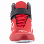Alpinestars Tech-1 K V2, buty kartingowe, czerwone, czarne i białe, widok z przodu z czarnym paskiem na rzep na kostce i czerwonymi sznurowadłami, perforowana czerwona cholewka z białymi logo Astars, ergonomiczny design do wyścigów kartingowych