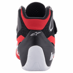 Buty Alpinestars Tech-1 K V2, buty kartingowe, czerwono-czarno-białe, widok z tyłu pokazujący nisko wycięty kołnierz Achillesa, białe wzmocnienie pięty z logo „1K” oraz logo gwiazdy Alpinestars na czarnej cholewce