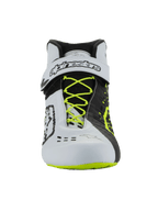 Buty Alpinestars Tech-1 KX V3 - FIA, obuwie kartingowe, czarno-białe i żółte fluo, widok z przodu z fluorescencyjnymi żółtymi sznurowadłami, biały pasek na kostkę z czarnym brandingiem, asymetryczny design typu color-block i laserowo wycinane detale wentylacyjne