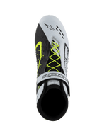 Alpinestars Tech-1 KX V3 Shoes, buty kartingowe FIA, czarno-białe i żółte fluo, widok z góry przedstawiający asymetryczny neonowy żółty system sznurowania, biały pasek na rzep na kostce i laserowo wycinane perforacje na palcach