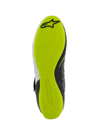 Buty Alpinestars Tech-1 KX V3 - FIA, buty kartingowe, widok spodu podeszwy, jaskrawożółta fluorescencyjna guma z teksturowanym wzorem przyczepności, czarne logo Alpinestars i tłoczony branding zapewniający lepsze wyczucie pedałów