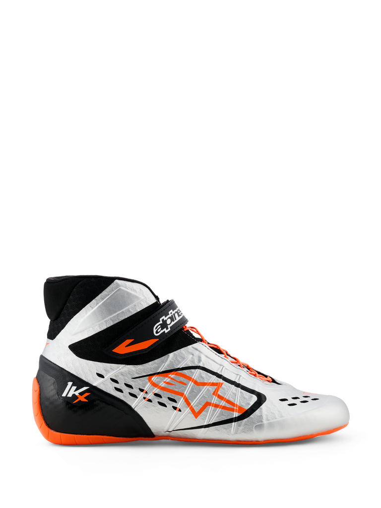 Buty Alpinestars Tech-1 KX V3, buty kartingowe, srebrno-czarne i jaskrawopomarańczowe, widok z boku prezentujący bezszwową konstrukcję termo-zgrzewaną, asymetryczne pomarańczowe sznurowanie, wyraziste pomarańczowe logo Astar z boku i cienką gumową podeszwę w kolorze fluo orange
