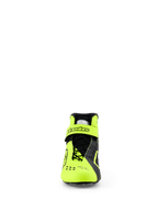 Buty Alpinestars Tech-1 KX V3, buty kartingowe, czarno-żółte fluo, widok z przodu przedstawiający asymetryczny system sznurowania i regulowany pasek na kostkę z logo Alpinestars, smukła, lekka konstrukcja zapewniająca wydajność wyścigową z certyfikatem FIA