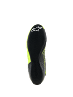 Buty Alpinestars Tech-1 KX V3, buty kartingowe, czarno-żółte fluo, widok od dołu cienkiej gumowej podeszwy z teksturowanym wzorem przyczepności i białym logo gwiazdy na pięcie, zaprojektowane z myślą o wydajności w sporcie motorowym.