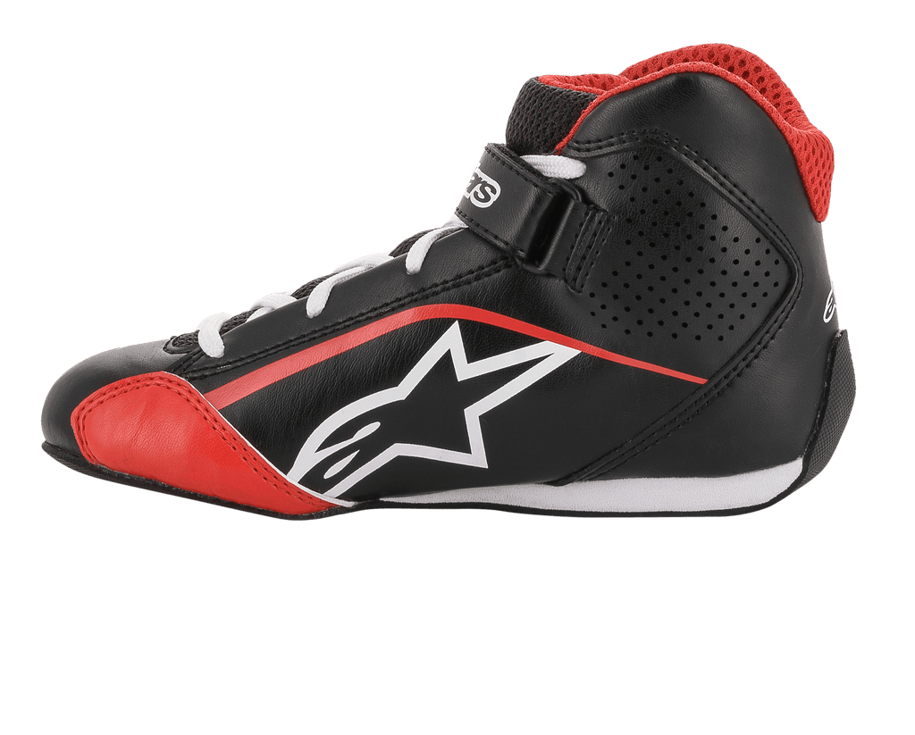 Młodzieżowe buty Alpinestars Tech-1 K, obuwie kartingowe, czarno-biało-czerwone, widok z profilu z białym logo gwiazdy, czerwony siatkowy kołnierz, białe sznurowadła i pasek na kostce, lekka wyścigowa konstrukcja z mikrofibry i siatki