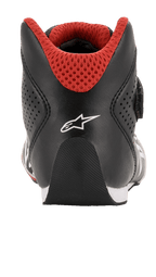 Młodzieżowe buty Alpinestars Tech-1 K, buty kartingowe, czarno-biało-czerwone, widok z tyłu przedstawiający zaokrągloną piętę, białe logo Alpinestars i czerwony kołnierz z siatki 3D do wyścigów kartingowych