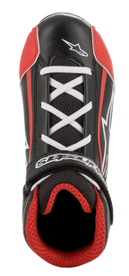 Buty młodzieżowe Alpinestars Tech-1 K, buty kartingowe, czarno-biało-czerwone, widok z góry ukazujący białe sznurowanie na krzyż, czarny pasek na rzep z logo, czerwona wyściółka z siatki 3D, trwała konstrukcja z mikrofibry i siatki