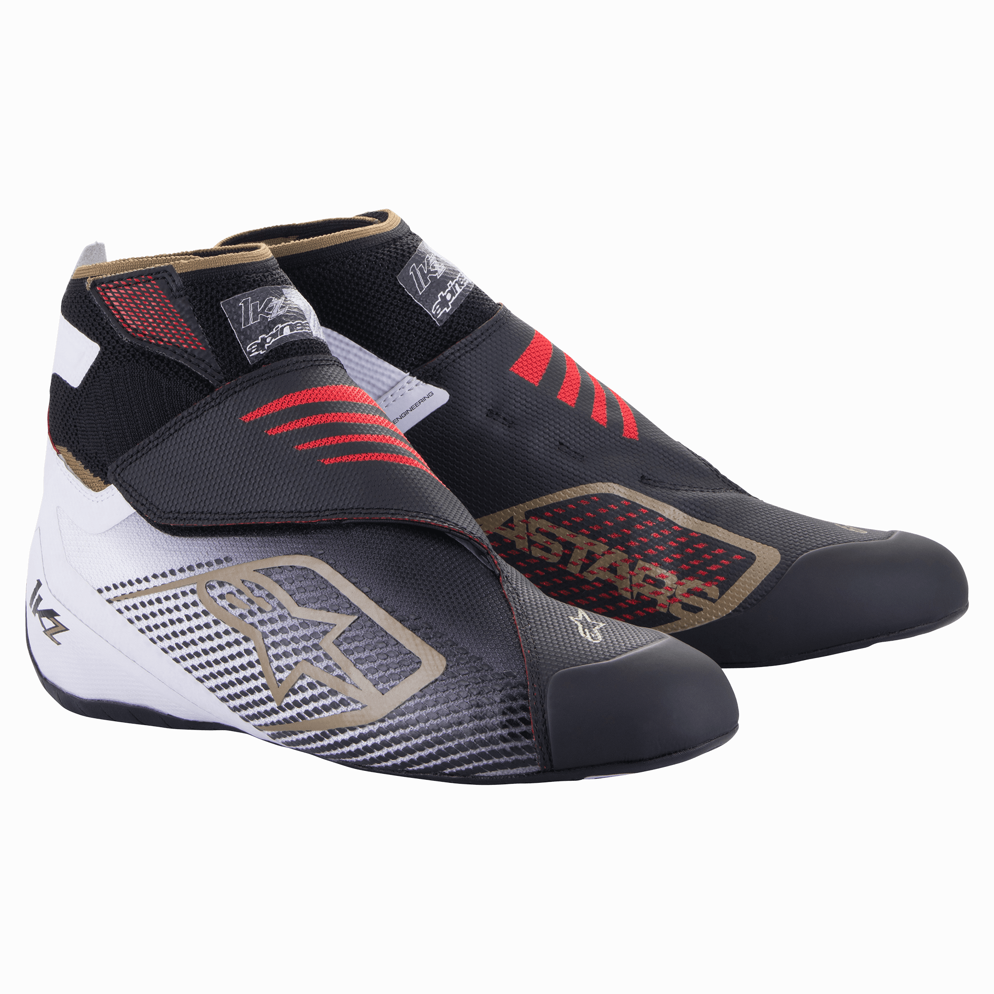 Alpinestars Tech-1 KZ V2, buty kartingowe, czarne, białe i złote z czerwonymi akcentami, bezszwowa dzianinowa cholewka, podwójne zapięcie na rzep, ochronne wzmocnienie palców, złote logo gwiazdy, wysokie wsparcie kostki dla maksymalnej precyzji w kartingu