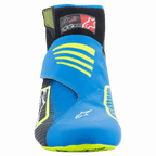 Alpinestars Tech-1 KZ V2 Shoes, buty kartingowe, kolor czarny, błękitny i żółty fluo, widok z przodu ukazujący bezszwową dzianą cholewkę, intensywnie niebieski pasek z żółtymi akcentami i czarny kołnierz wokół kostki