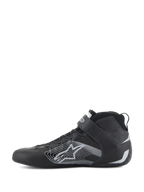 Alpinestars Tech-1 Z V3 Shoes FIA, buty do wyścigów samochodowych, czarno-srebrne, widok z boku, cholewka z najwyższej jakości skóry bydlęcej z dużym srebrnym stylizowanym logo gwiazdy, pasek na rzep przy kostce, smukły, wysoki design zapewniający profesjonalne osiągi w sportach motorowych.