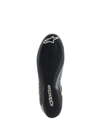 Alpinestars Tech-1 Z V3 Shoes FIA, widok podeszwy butów wyścigowych, czarno-srebrne, cienka gumowa podeszwa zewnętrzna inspirowana F1 z asymetrycznym bieżnikiem, białe logo Astar i napis Alpinestars