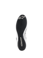 Alpinestars Tech-1 Z V3 Shoes FIA, buty samochodowe, biało-czarne, widok od dołu prezentujący cienką gumową podeszwę zewnętrzną inspirowaną F1 z asymetrycznym bieżnikiem, białe logo Alpinestars na palcach i branding na pięcie