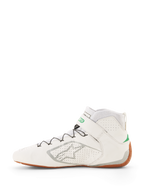 Alpinestars Tech-1 Z V3 Shoes FIA, białe buty wyścigowe z zielonymi i srebrnymi akcentami, miodowa podeszwa, wysoka konstrukcja z perforowanej skóry, system szybkiego sznurowania ze wsparciem drutem, srebrne logo Alpinestars z boku
