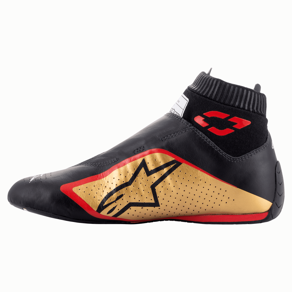 Alpinestars Supermono V2 Shoes FIA, buty samochodowe, czarno-złoto-czerwone, widok z profilu, smukła jednoczęściowa skórzana konstrukcja, złoty panel boczny z czarnym logo gwiazdy, czerwone akcenty i prążkowany elastyczny kołnierz