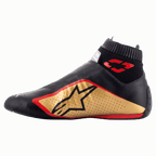 Alpinestars Supermono V2 Shoes FIA, buty samochodowe, czarno-złoto-czerwone, widok z profilu, smukła jednoczęściowa skórzana konstrukcja, złoty panel boczny z czarnym logo gwiazdy, czerwone akcenty i prążkowany elastyczny kołnierz