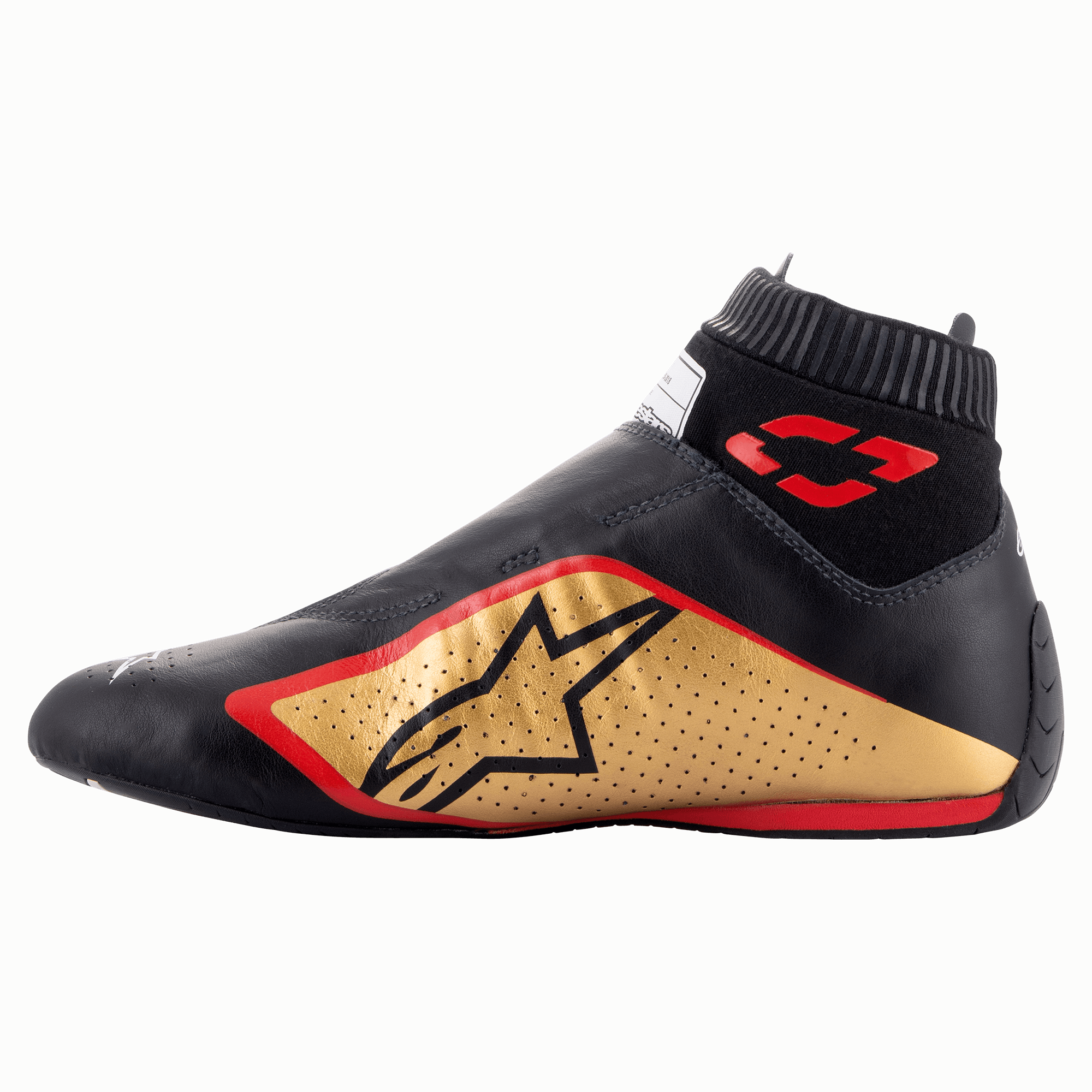 Alpinestars Supermono V2 Shoes FIA, buty samochodowe, czarno-złoto-czerwone, widok z profilu, smukła jednoczęściowa skórzana konstrukcja, złoty panel boczny z czarnym logo gwiazdy, czerwone akcenty i prążkowany elastyczny kołnierz