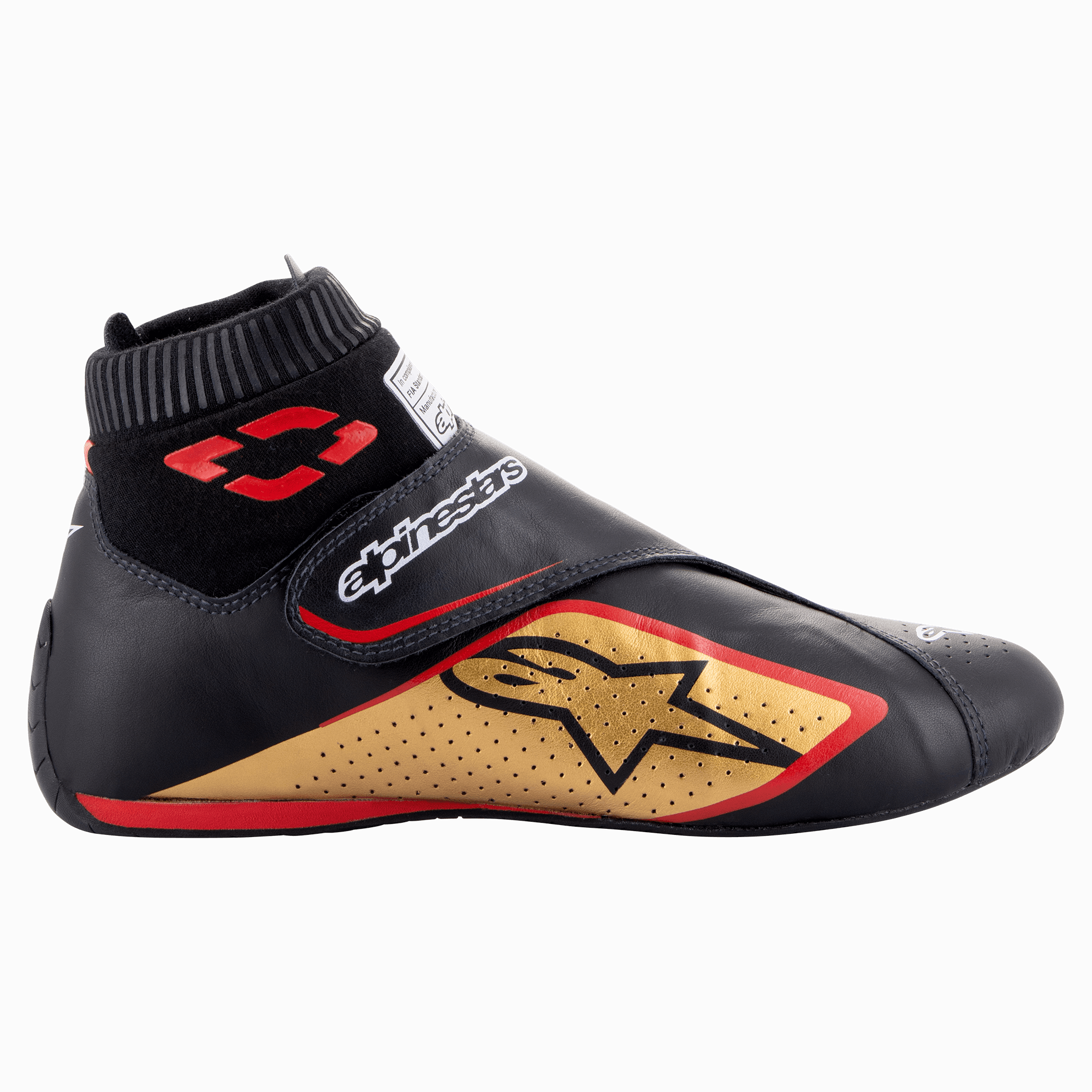 Alpinestars Supermono V2 Shoes FIA, buty wyścigowe, czarne ze złotymi i czerwonymi detalami, widok z boku prezentujący skórzaną konstrukcję z perforowanymi panelami, duże złote logo gwiazdy, elastyczny ognioodporny kołnierz typu skarpetka oraz zapięcie na rzep