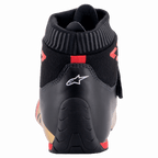 Alpinestars Supermono V2 Shoes FIA, widok z tyłu na piętę buta wyścigowego, czarne z białym logo gwiazdy i czerwonymi akcentami, żebrowany ognioodporny kołnierz i opływowa skórzana konstrukcja