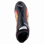 Buty Alpinestars Supermono V2 FIA, czarno-złoto-czerwone, widok z góry na ultralekki but wyścigowy, czarna skóra premium ze złotymi i czerwonymi akcentami bocznymi, strefy perforacji dla wentylacji oraz logo Alpinestars na czubku.