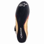 Buty Alpinestars Supermono V2 FIA, buty wyścigowe, czarno-złoto-czerwone, widok od spodu pokazujący cienką gumową podeszwę zewnętrzną z teksturowanym bieżnikiem, białe logo i branding Alpinestars, złota skórzana cholewka z czerwonymi akcentami