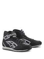 Buty Alpinestars Radar, profesjonalne obuwie dla ekip pit-crew, czarno-białe, skórzana konstrukcja z perforowanymi strefami chłodzenia, białe logo Astars z boku i regulowany pasek na kostkę z brandingiem, wytrzymała gumowa podeszwa do użytku w garażu