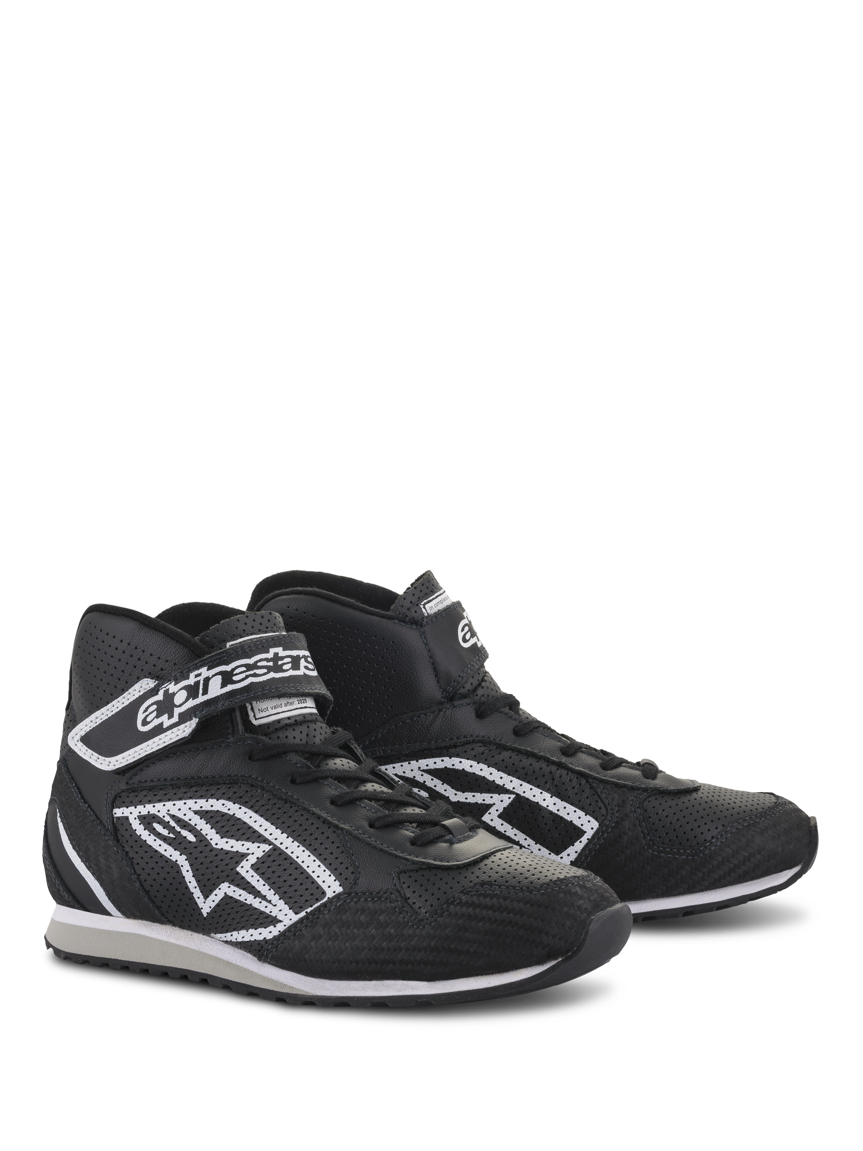 Buty Alpinestars Radar, profesjonalne obuwie dla ekip pit-crew, czarno-białe, skórzana konstrukcja z perforowanymi strefami chłodzenia, białe logo Astars z boku i regulowany pasek na kostkę z brandingiem, wytrzymała gumowa podeszwa do użytku w garażu