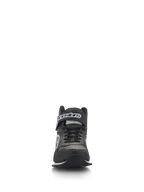 Buty Alpinestars Radar, buty dla mechaników wyścigowych, czarno-białe, widok z przodu przedstawiający czarne sznurowadła i pasek na rzep przy kostce z białym logo, perforowana skórzana cholewka ze wzmocnionym noskiem, profesjonalne obuwie dla ekip pit-stopowych