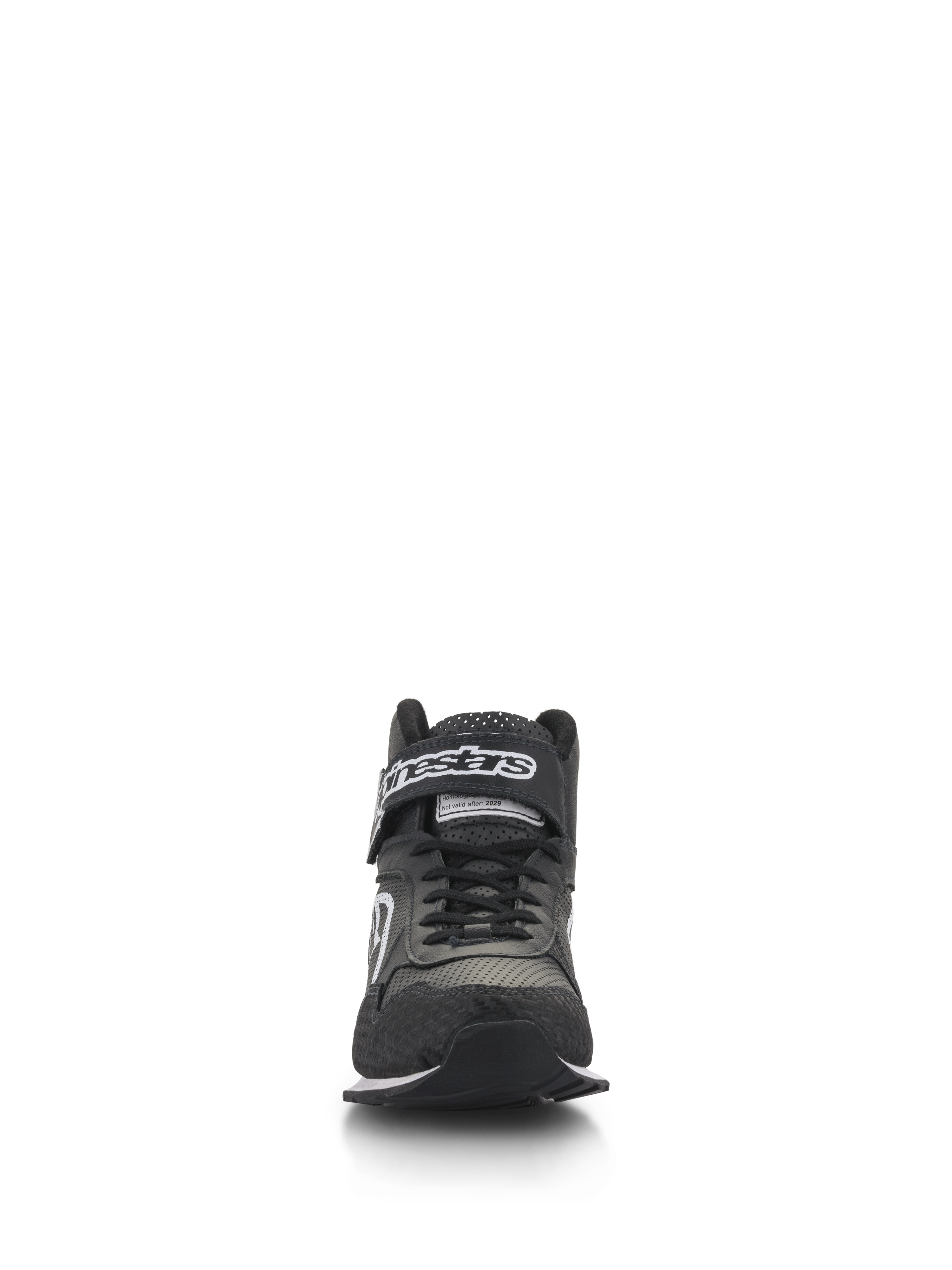 Buty Alpinestars Radar, buty dla mechaników wyścigowych, czarno-białe, widok z przodu przedstawiający czarne sznurowadła i pasek na rzep przy kostce z białym logo, perforowana skórzana cholewka ze wzmocnionym noskiem, profesjonalne obuwie dla ekip pit-stopowych