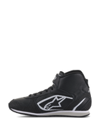 Alpinestars Radar Shoes, buty dla załóg pit-stopowych, czarno-białe, wysoki profil z perforowaną skórzaną cholewką, kultowe białe logo A-star z boku i regulowany pasek na rzep przy kostce