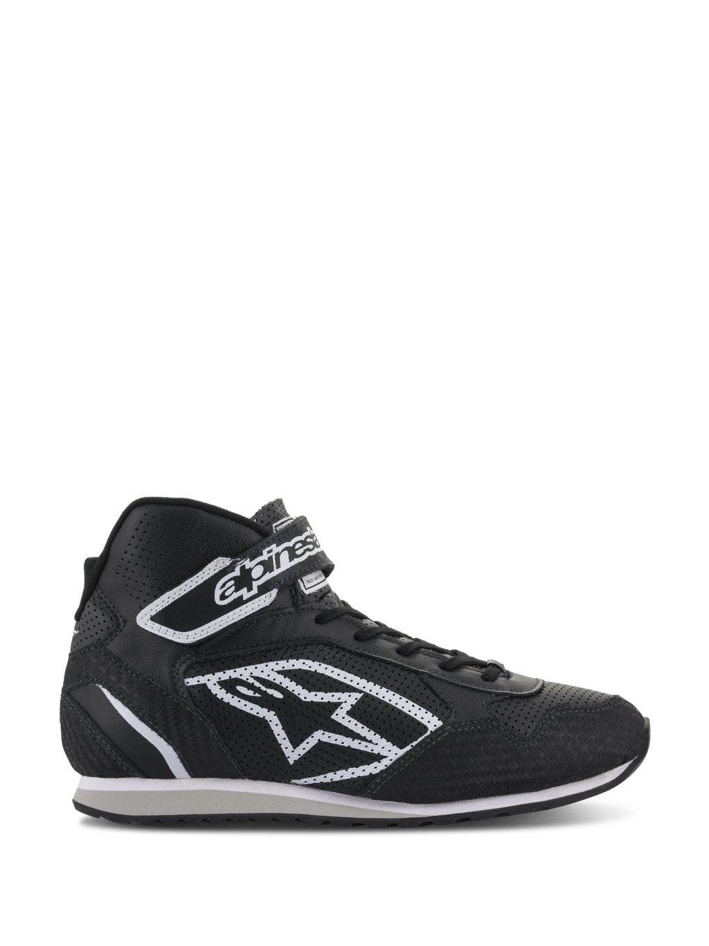 Alpinestars Radar Shoes, profesjonalne obuwie dla zespołów pit-stopowych, czarno-białe, perforowana skórzana cholewka z dużym białym logo gwiazdy, wysoki krój z paskiem na rzep przy kostce i sznurowadłami, wytrzymały styl inspirowany motorsportem