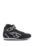 Alpinestars Radar Shoes, profesjonalne obuwie dla zespołów pit-stopowych, czarno-białe, perforowana skórzana cholewka z dużym białym logo gwiazdy, wysoki krój z paskiem na rzep przy kostce i sznurowadłami, wytrzymały styl inspirowany motorsportem