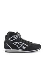 Alpinestars Radar Shoes, profesjonalne obuwie dla zespołów pit-stopowych, czarno-białe, perforowana skórzana cholewka z dużym białym logo gwiazdy, wysoki krój z paskiem na rzep przy kostce i sznurowadłami, wytrzymały styl inspirowany motorsportem