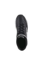 Buty Alpinestars Radar, buty dla załóg pit-stopowych, czarno-białe, widok z góry podkreślający perforowaną skórzaną cholewkę, podwójny system zamykania ze sznurowadłami i paskiem na rzep, białe logo Alpinestars, wytrzymała konstrukcja dla profesjonalnych zespołów pit-stopowych