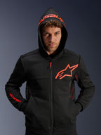 Alpinestars Chrome Air Sport Hoodie, czarno-czerwona fluo, miejska bluza motocyklowa z siatkowymi panelami wentylacyjnymi, czerwone logo Astar na piersi i logo na kapturze, codzienna odzież motocyklowa do jazdy miejskiej