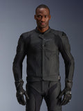 Alpinestars Dusk Airflow Leather Jacket, czarna skórzana kurtka motocyklowa, perforowana skóra z ochronnymi wzmocnieniami na ramionach, dopasowany krój, noszona z pasującymi czarnymi rękawicami ochronnymi