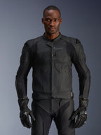 Alpinestars Dusk Airflow Leather Jacket, czarna skórzana kurtka motocyklowa, perforowana skóra z ochronnymi wzmocnieniami na ramionach, dopasowany krój, noszona z pasującymi czarnymi rękawicami ochronnymi