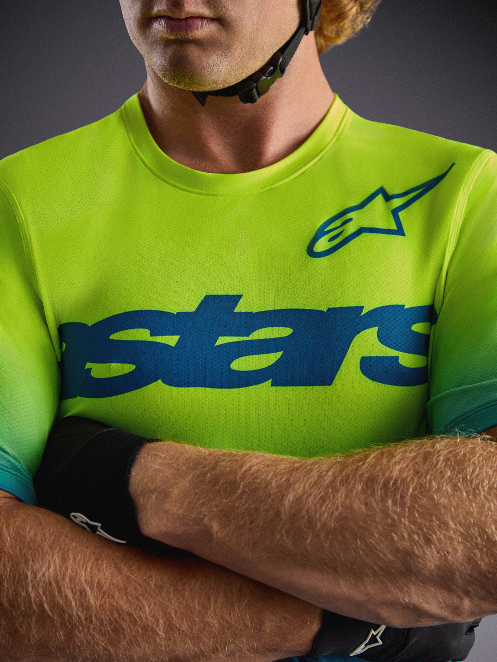 Alpinestars A-Dura ASTARS 2.0 Yellow Fluo, koszulka MTB z krótkim rękawem, niebieską grafiką i elastycznym materiałem.